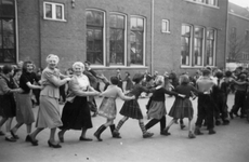 106614 Afbeelding van een groep kinderen op het schoolplein van de school aan de Abstederdijk (?) te Utrecht tijdens ...